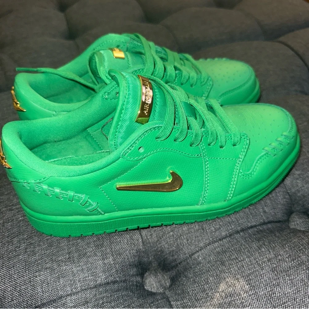 Women’s Air Jordan 1 Low Method of Make 'Lucky Green' US SIZE 6.5 - Picture 2 of 8